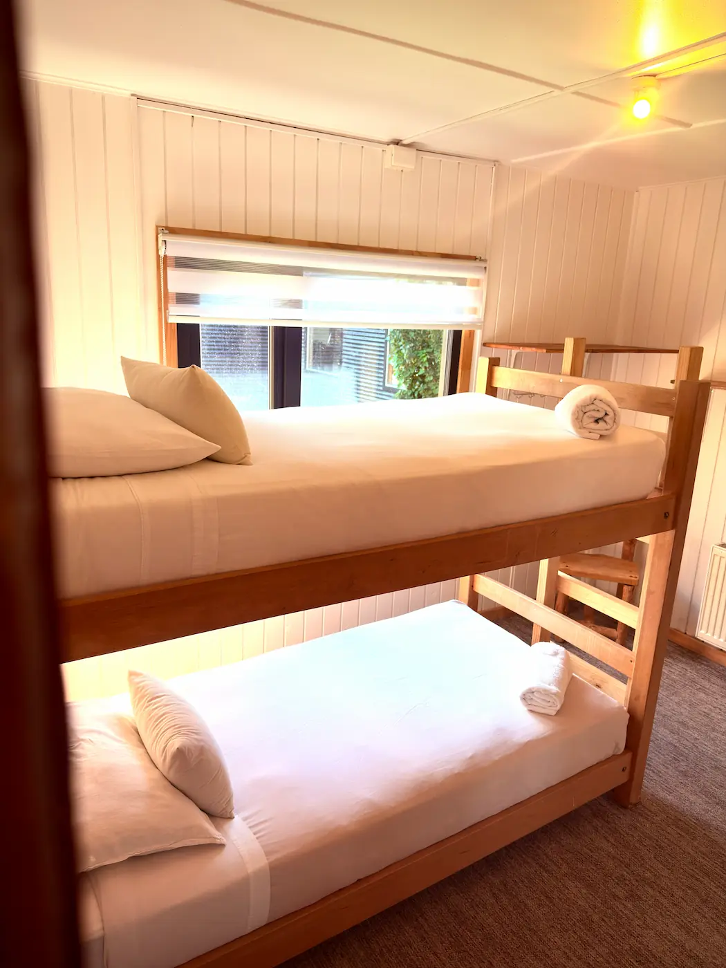 Twin bunk bed con baño privado
