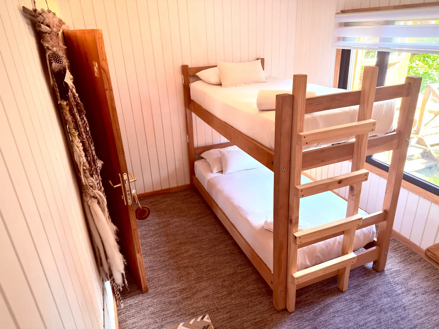 Twin bunk bed con baño privado