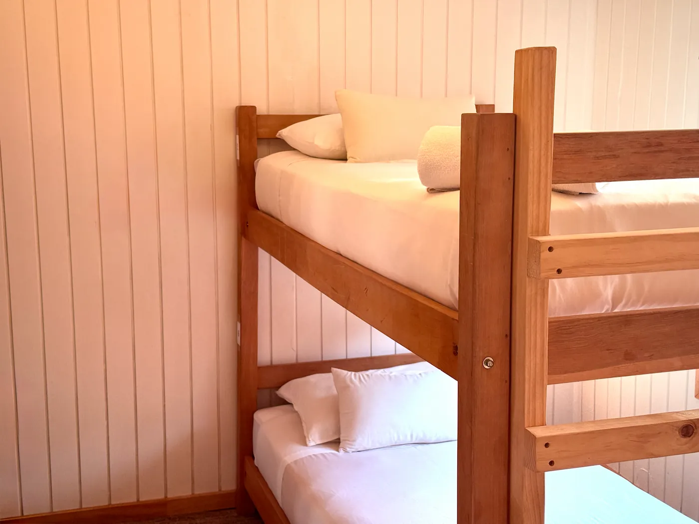 Twin bunk bed con baño privado