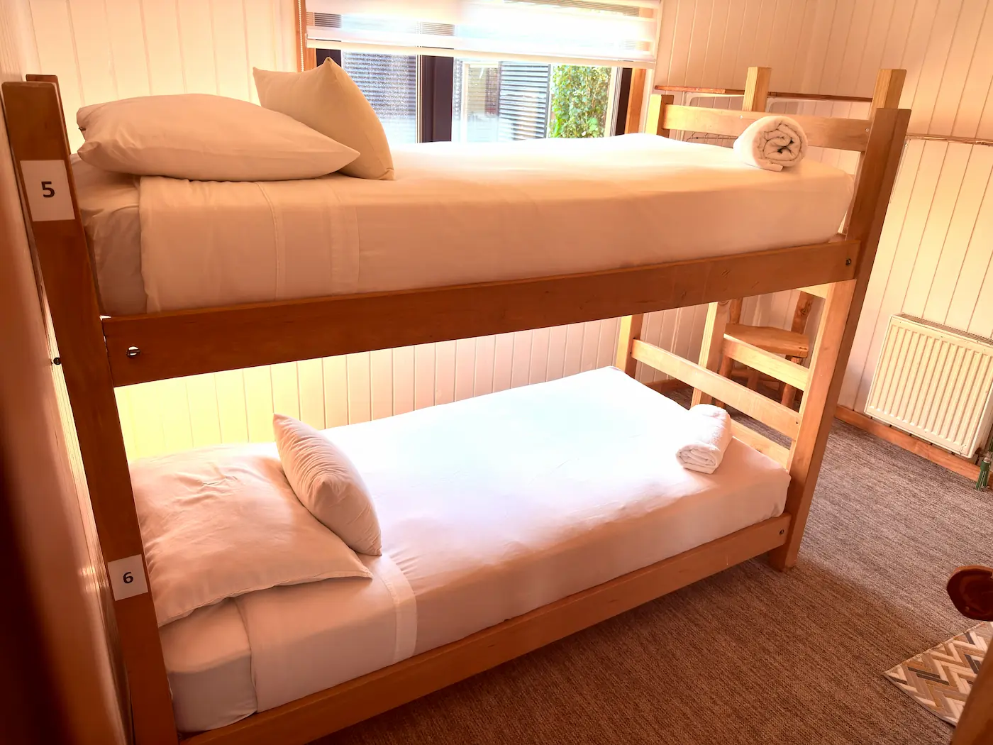 Twin bunk bed con baño privado