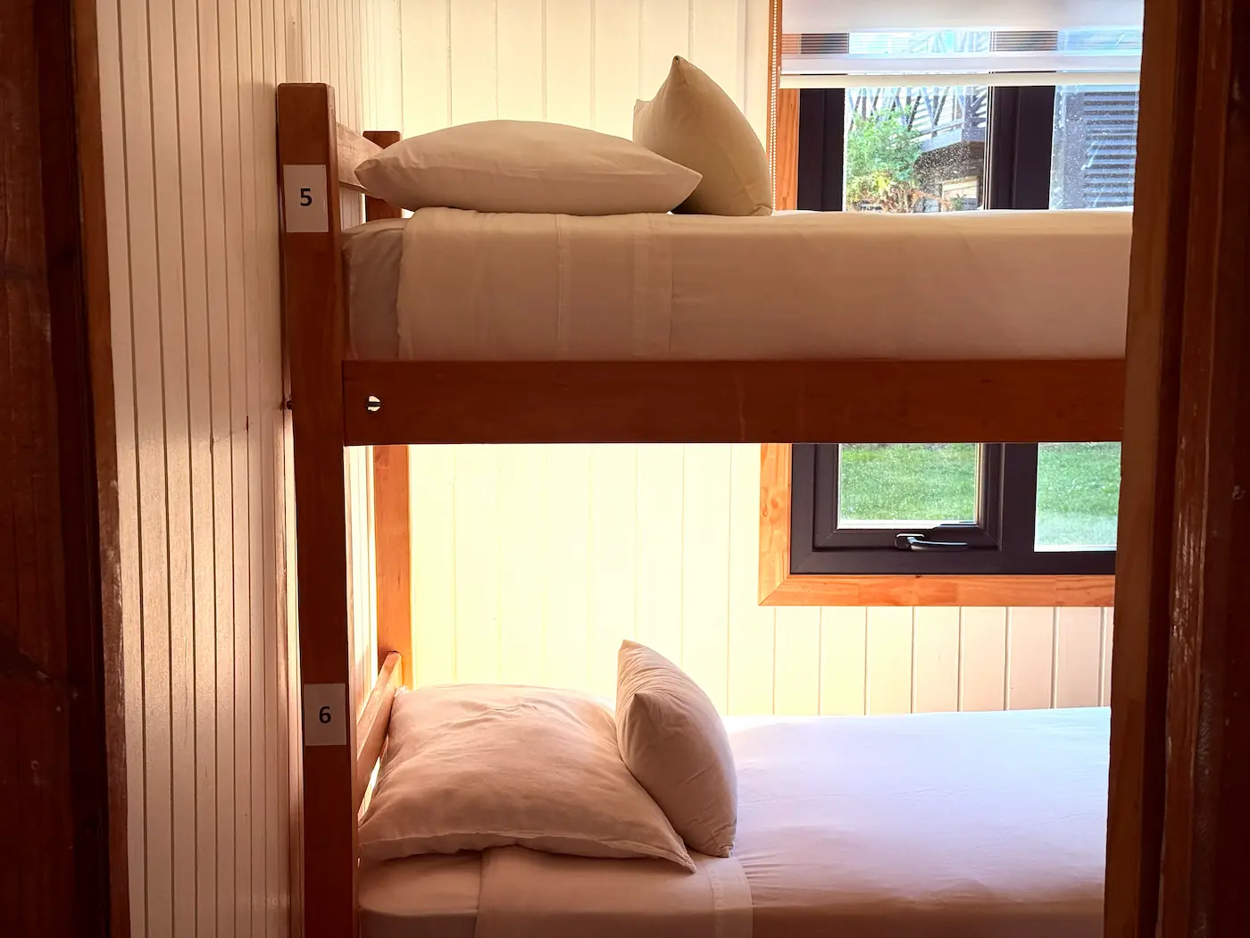 Twin bunk bed con baño privado