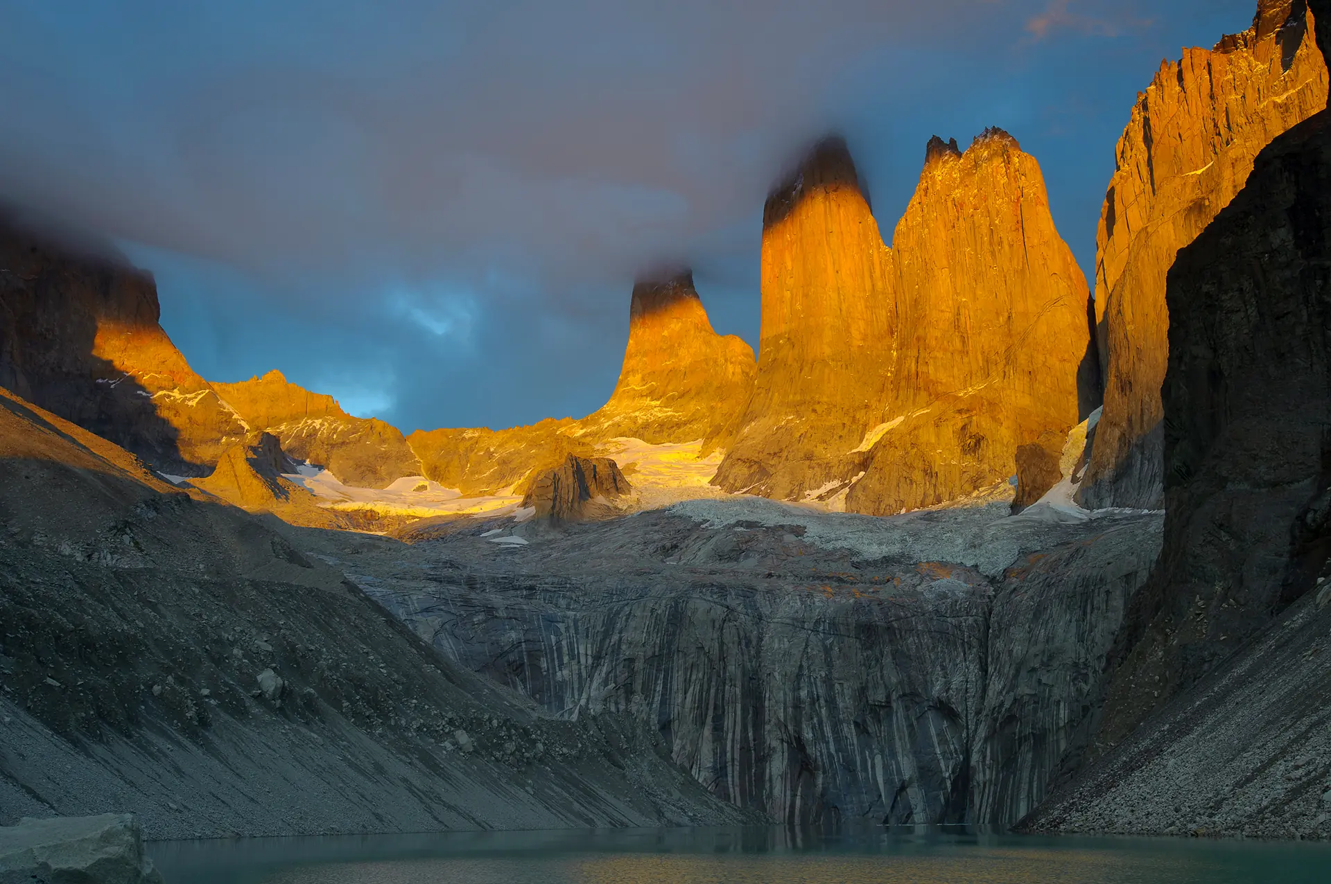 Torres del Paine amanecer dorado